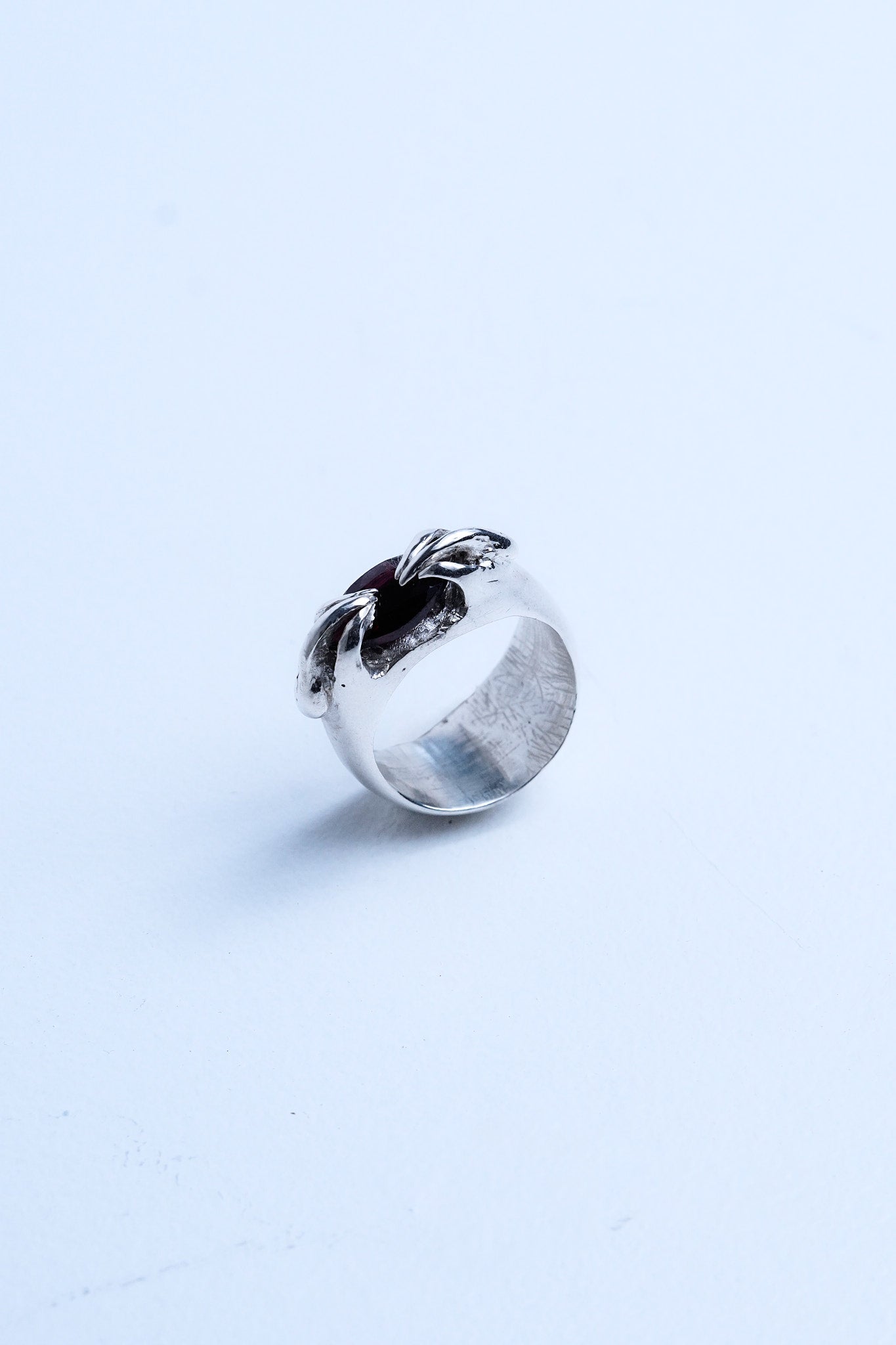 Molten claw ring